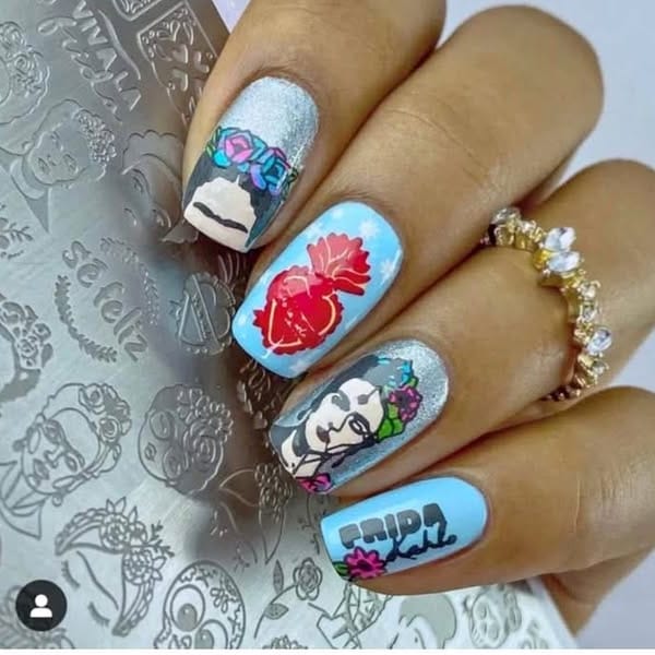 Uñas decoradas con stamping junto a la placa de diseños
